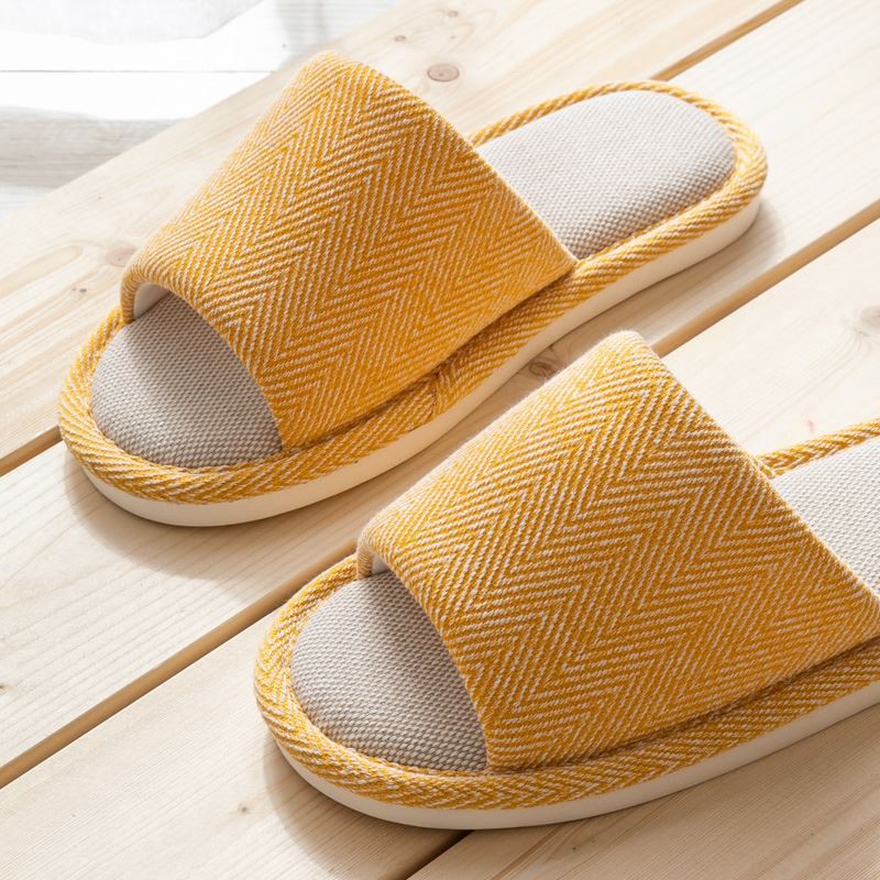 Papuci din material tricotat